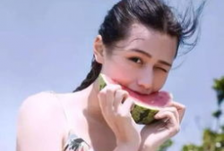 娱乐吃瓜头像女生可爱,揭秘娱乐圈可爱吃瓜女生的魅力瞬间